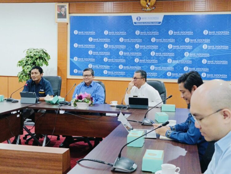 Rapat perkembangan harga pangan di Kantor BI Sumbar, Selasa (30/9). WINDA