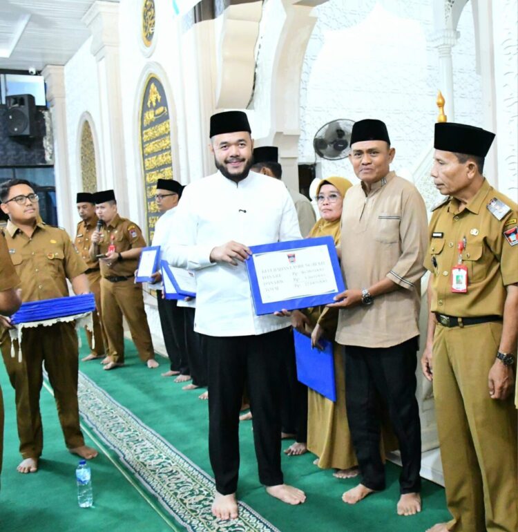 Penyerahan dana operasional triwulan III tahun 2025 se-Kecamatan Pauh, pada kegiatan Subuh Mubarakah di Masjid Raya Pauh, Senin (20/10). IST
