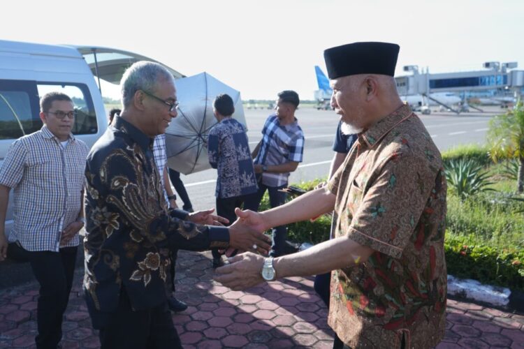 Gubernur Sumbar, Mahyeldi Ansharullah menyambut kedatangan Kajati Sumbar yang baru, Muhibuddin di Bandara Internasional Minangkabau (BIM), Sabtu (25/10). Kedatangan Muhibuddin diharapkan menjadi harapan baru bagi upaya pemberantasan korupsi di Sumbar. IST