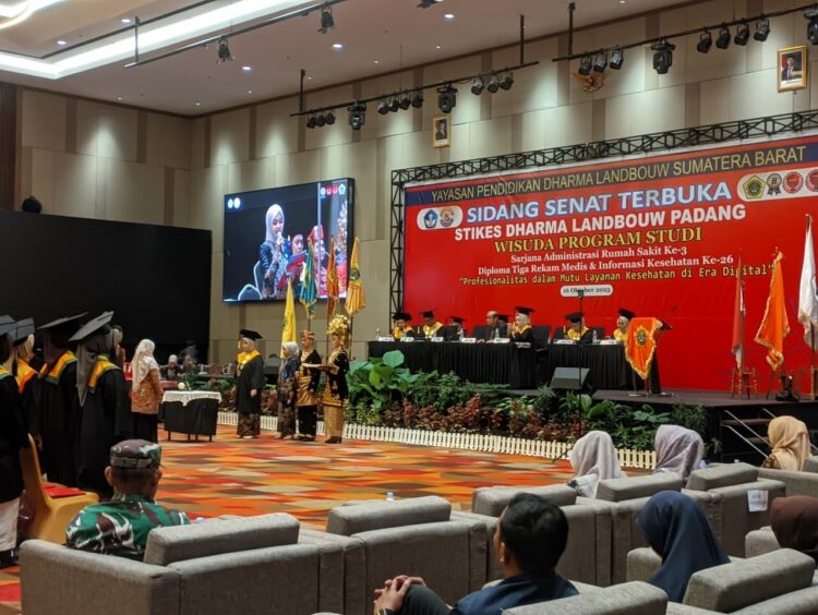 Wisuda Program Studi Administrasi Rumah Sakit ke-3 dan Rekam Medis dan Informasi Kesehatan ke-26  STIKES Dharma Landbouw Padang di ZHM Premiere Hotel, Kamis (16/10). IST