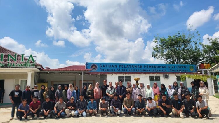 Tim SPPG MBG Yayasan Alinia di depan dapur SPPG Alinia. ist