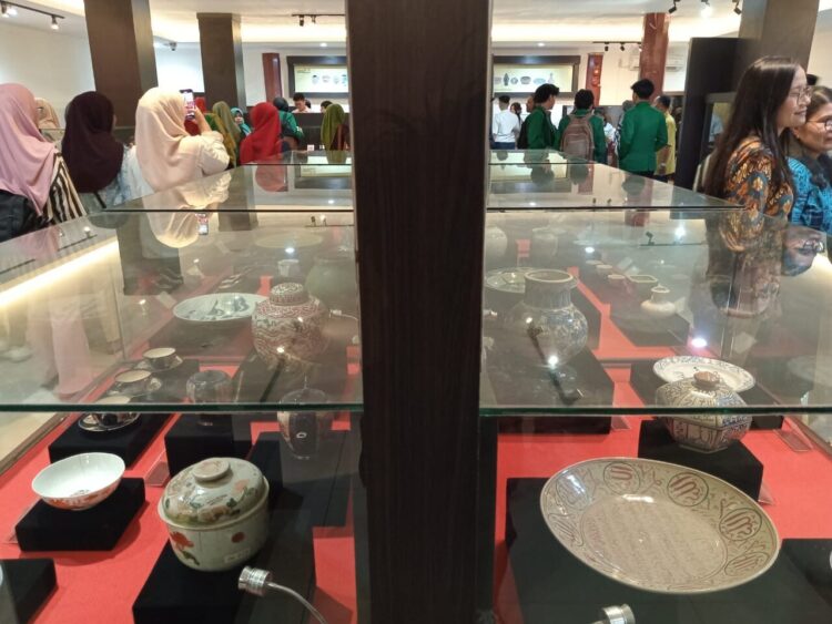 Pembukaan Pameran Temporer Museum Adityawarman 2025 bertajuk "Retakan yang Bertutur; Menjaga Warisan, Membingkai Masa Lalu" di Museum Adityawarman, Selasa (30/9/2025). KIKI NOFRIJUM