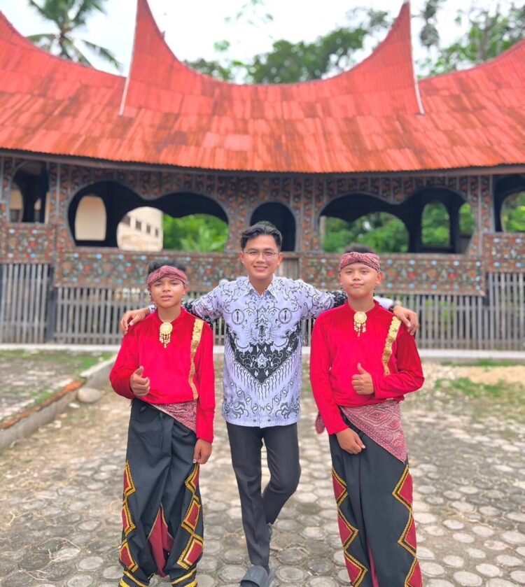 Gilang Effendi dan Radit Pratama siswa berbakat dari SLB Aisiyah Sijunjung bersama pelatih Farid Andika