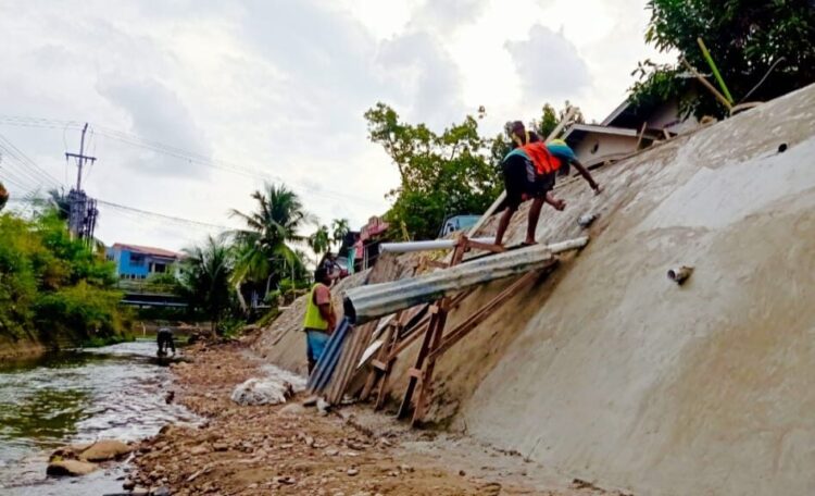 SEJUMLAH pekerja dari Kontraktor Pelaksana CV. Faeyza Success tampak tengah menuntaskan pengerjaan perkuatan tebing di Kel. Parak Karakah dari alokasi dana pokir Anggota DPRD Kota Padang periode 2019-2024, Ilham Maulana. IST