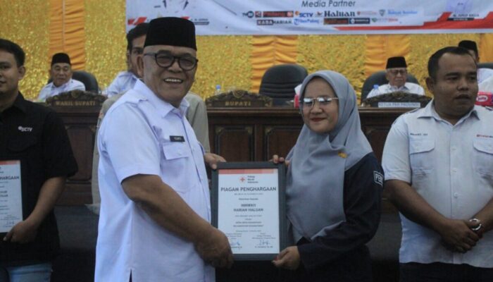 PMI Pasbar Apreasiasi Media Partner, Harian Haluan Diganjar Penghargaan