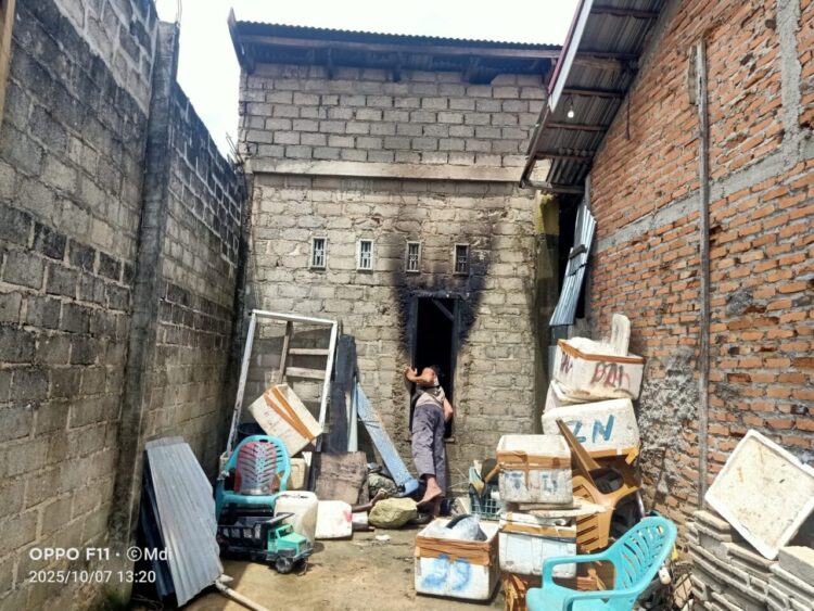 Puing puing bekas kebakaran di rumah Man di Lawai Gunung Medan. Maryadi