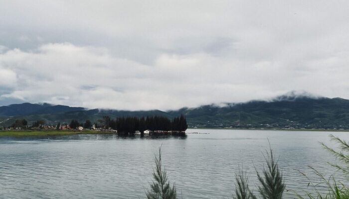 Menyusuri Keindahan dan Misteri Danau Kembar di Alahan Panjang