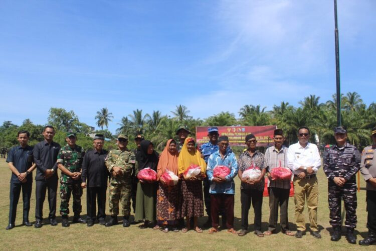 Masyarakat Nagari Katiagan menerima sembako dalam program TMMD. OSNIWATI