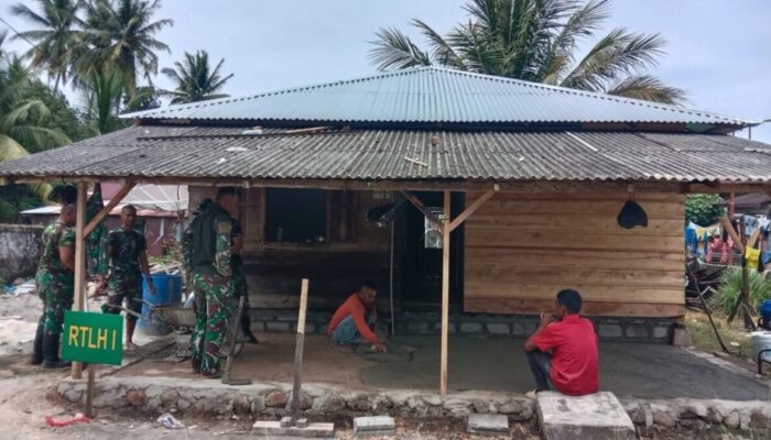 TNI Pasaman Perbaiki RTLH Menjadi Layak Huni pada Kegiatan TMMD di Nagari Katiagan