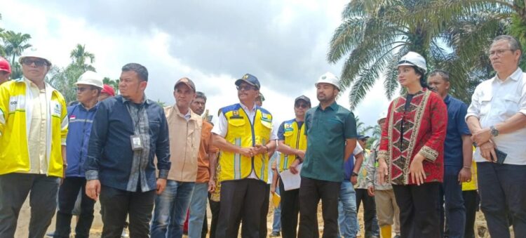 Kunjungan kerja Anggota DPR-RI Zigo Rolanda didampingi Bupati Dharmasraya Annisa Suci Ramadhani ke Nagari Tabek, Kecamatan Timpeh. BADRI