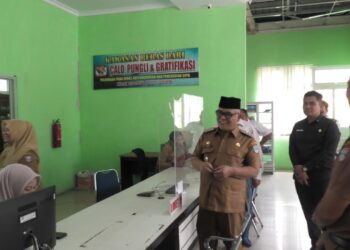 Pastikan Pelayanan Berjalan Optimal, Bupati Yulianto Sidak Disdukcapil Pasbar