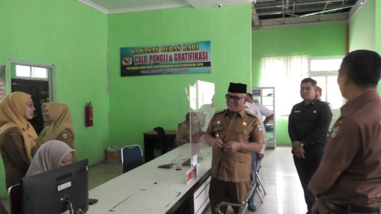Bupati Pasaman Barat, Yulianto saat sidak ke kantor Disdukcapil setempat. IST