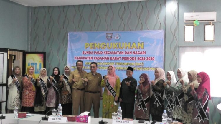 Wakil DPRD Pasbar, Supriyono ikut foto bersama dengan Bunda Paud se kecamatan Pasbar. Osniwati 