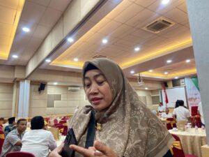 Nasabah Pegadaian Syariah Cabang Ujung Gurun, Yanti (47) yang merasakan manfaat cicilan emas pegadaian. YESI