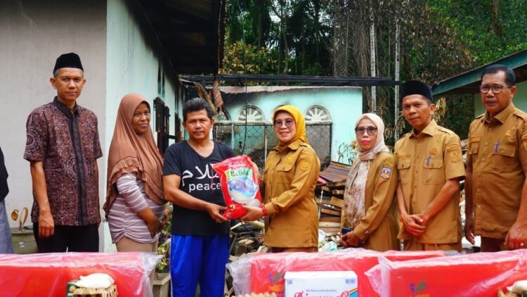 Wabup Leli Arni saat menyerahkan bantuan untuk korban kebakaran di Pulau Punjung.ist