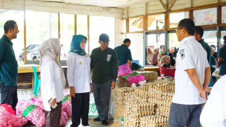 Wabup Dharmasraya, Leli Arni, membuka Gelar Pangan Murah di Sungai Duo. ist