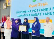 Lisda Hendrajoni Terima Penghargaan Posyandu dari TP Provinsi Sumbar