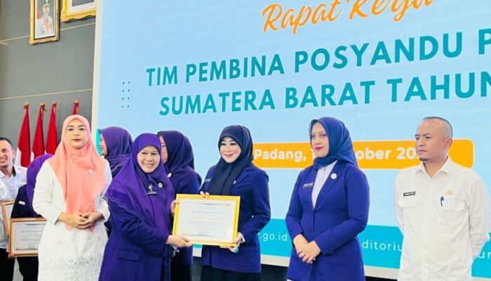 Lisda Hendrajoni Terima Penghargaan Posyandu dari TP Provinsi Sumbar