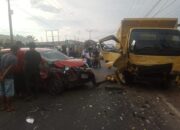 Tabrakan Truk Fuso vs Toyota Calya di Pessel, Satu Tewas Empat Luka-luka