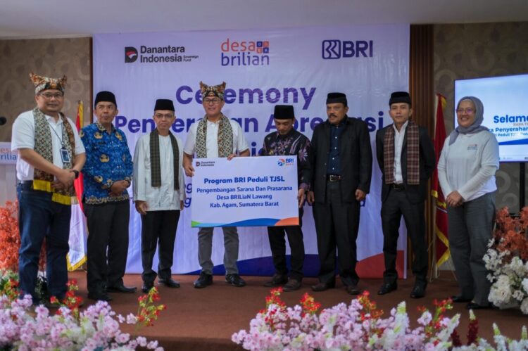 BRI menyerahkan apresiasi berupa bantuan sarana dan prasarana kepada Nagari Lawang Kecamatan Matur Kabupaten Agam, dalam kegiatan Ceremony Apresiasi Desa BRILiaN 2024, Kamis (16/10).DOK AFRIANITA