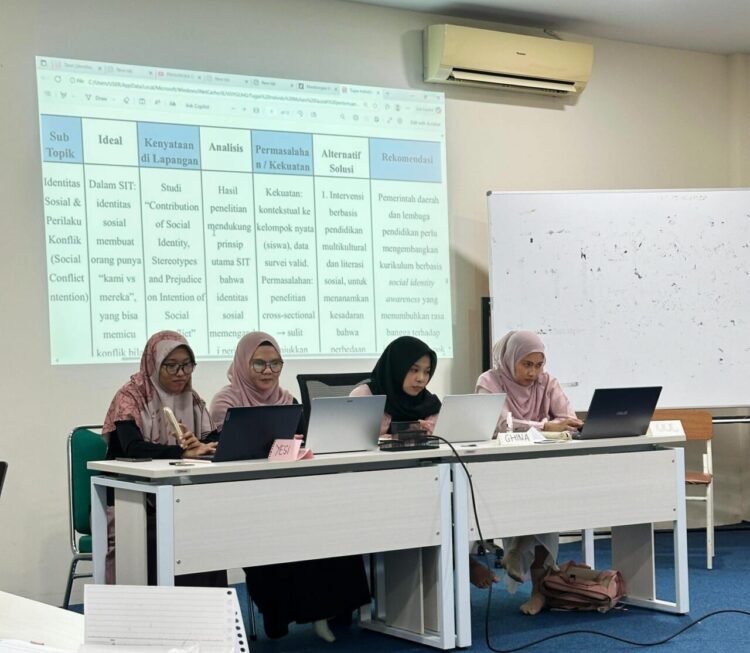 Penulis dari mahasiswa magister psikologi UNP 2025 yang tergabung dalam kelompok tiga membahas teori identitas sosial dan prasangka saat mata kuliah Teori-Teori Psikologi