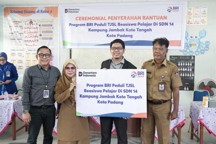 Beasiswa secara simbolis diserahkan oleh Departemen Head Logistik BRI Region 3 Padang Aditya Martha Pratama mewakili Regional CEO BRI Region 3 Padang, Riza Pahlevi, Senin (20/10). AFRIANITA