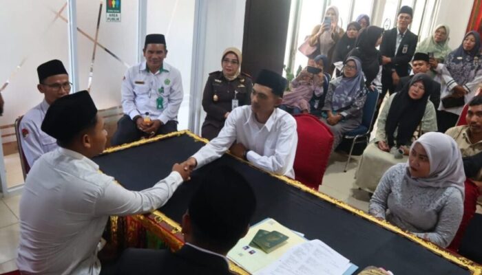 Kolaborasi Kejari dan Kemenag Dharmasraya, Enam Pasangan Pengantin Jalani Nikah Massal
