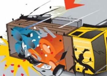 Truk Bermuatan Pasir Terguling di Kiambang