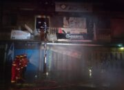 Ruko Terbakar di Belakang Plaza Andalas Padang, Satu Orang Tewas