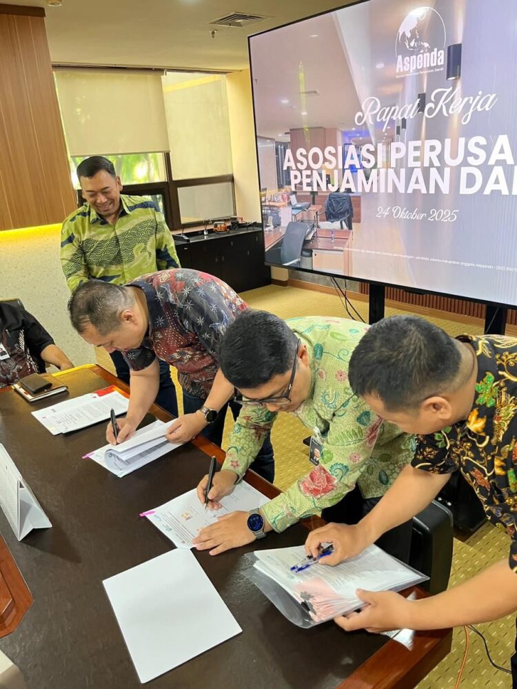 Penandatanganan kerja sama antara Jamkrida Sumbar dengan PT. Penjaminan Ulang Indonesia pada 24 Oktober 2025 lalu di Kantor PT Jamkrida Jakarta (Perseroda). DOK AFRIANITA