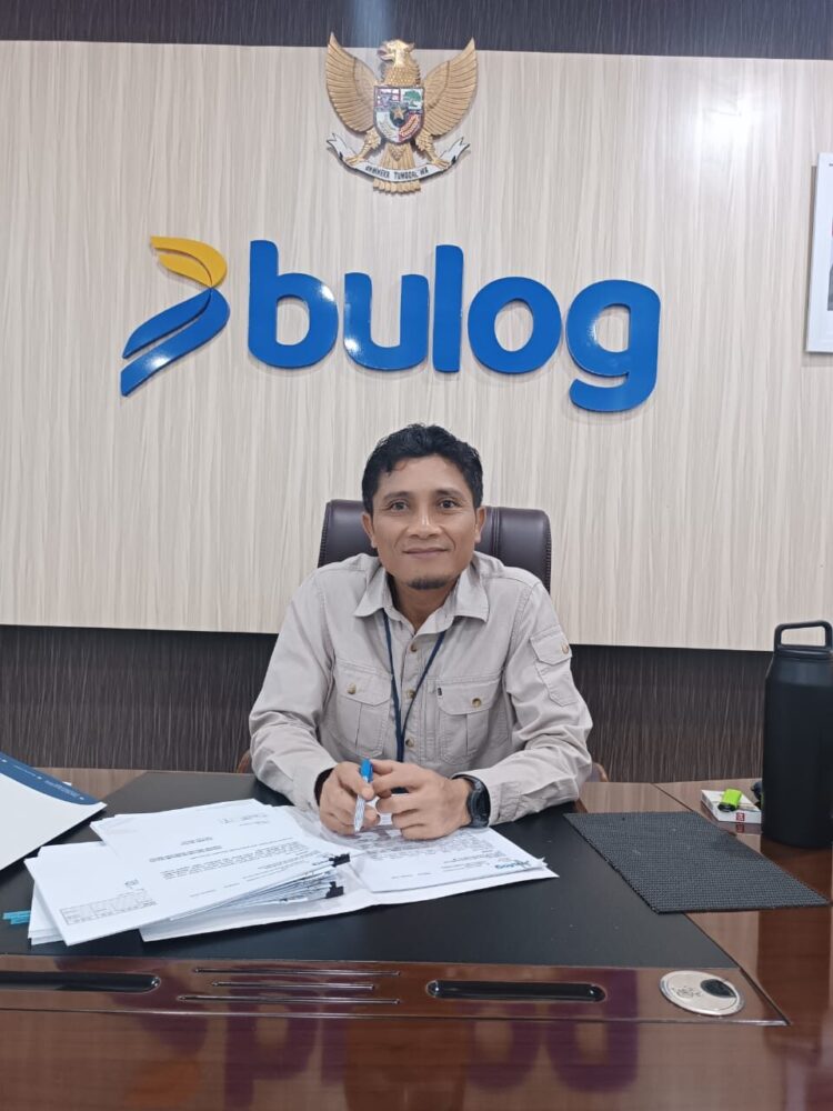 Pemimpin Perum Bulog Sumbar, Darma Wijaya  di Kantornya Jalan Thamrin Padang, Rabu (29/10). Ia mengatakan stok beras di gudang mencapai 15.400 ton, cukup untuk kebutuhan hingga 4 bulan ke depan.AFRIANITA