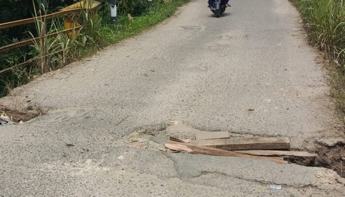 Hati-Hati… Jembatan di Jalan Sialang Gaung Berlubang