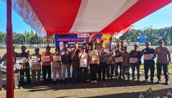 Cindy Monica Serahkan Bantuan Benih dan Alsintan untuk Petani Pasbar 