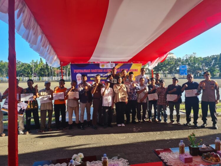 Cindy Monica Salsabila foto bersama dengan kelompok tani penerima manfaat Alsintan dan benih jagung. Osniwati 