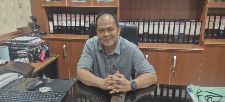 Kepala Cabang Padang PT Asuransi Umum Videi, Armstrong di Kantornya Jalan Veteran No. 69 Padang, Selasa (2/9). AFRIANITA