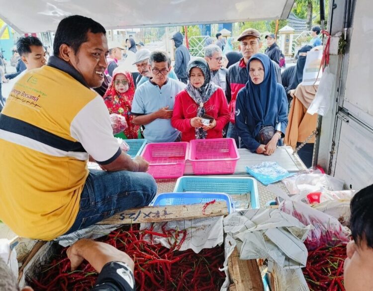 BI Sumbar bersama Pemprov saat operasi cabai murah beberapa waktu lalu di depan kantor Gubernur Sumbar. WINDA