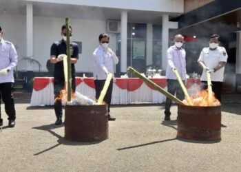 Kejari Bukittinggi Musnahkan Ganja 17 Kg Perkara Pidum