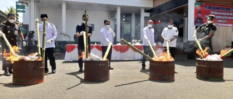 MUSNAHKAN BB - Kepala Kejari Bukittinggi didampinggi Wakil Wali Kota Bukittinggi memusnahkan narkotika di halaman Kantor Kejari Bukittinggi,  Rabu (8/10). YURSIL