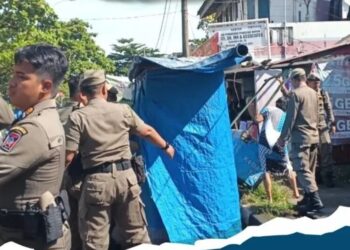 Satpol PP Padang Tertibkan Lapak Pedagang di Pantai Padang yang Ditinggal