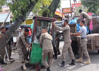 Satpol PP Padang Tertibkan PKL di Padang Selatan