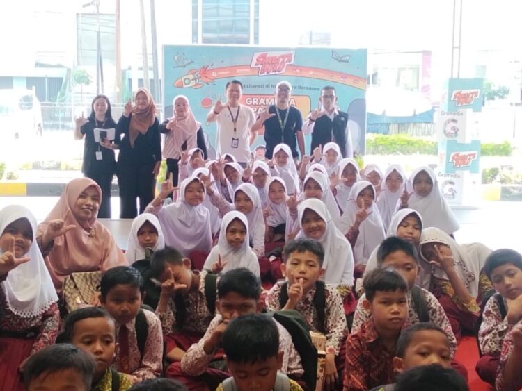 Balai Bahasa Sumbar dan Gramedia Padang berkolaborasi dalam menyemarakkan kegiatan Semesta Buku. IST