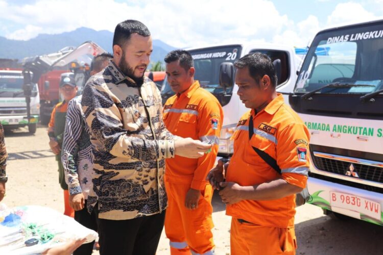 Wali Kota Padang, Fadly Amran menyerahkan armada operasional baru kepada DLH Kota Padang, Kamis (30/10). IST