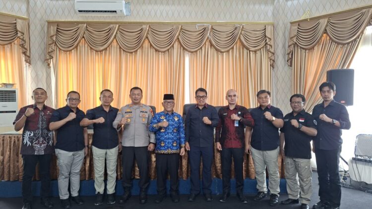 Bupati Yulianto, Forkopimda Pasbar foto bersama dengan BNN Provinsi Sumbar. OSNIWATI