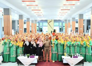 Foto bersama pada pembukaan HUT ke-26 DWP yang dilangsungkan di Bagindo Aziz Chan Youth Center, Selasa (7/10). IST