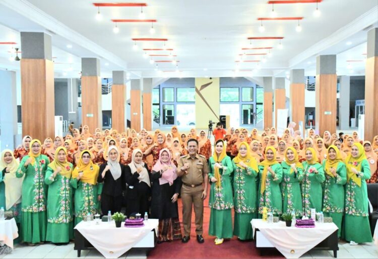 Foto bersama pada pembukaan HUT ke-26 DWP yang dilangsungkan di Bagindo Aziz Chan Youth Center, Selasa (7/10). IST