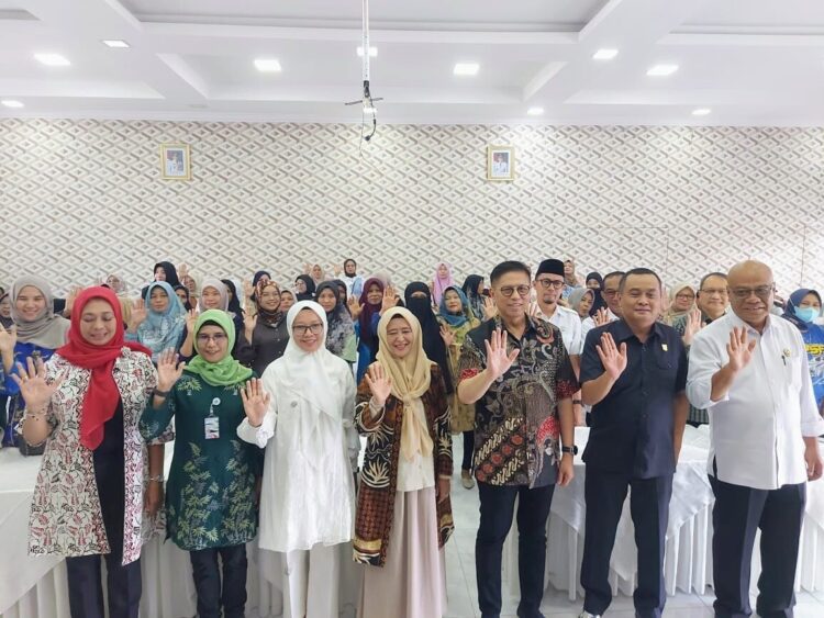 Anggota Komisi XII DPR RI Mulyadi foto bersama dalam kegiatan Bimtek Pengelolaan Sampah di Bukittinggi, Rabu (8/10). Gatot