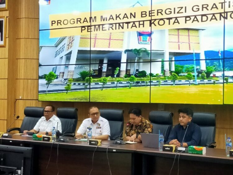 Kunjungan Tim Pemantauan Lapangan MBG dari Sekretariat Dukungan Kabinet, Kementerian Sekretariat Negara RI di Padang, Rabu (8/10). IST
