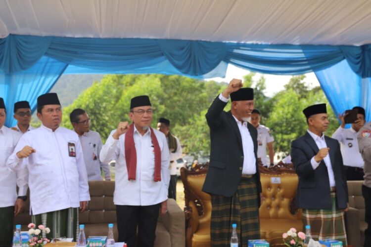 Wawako Maigus Nasir menghadiri apel peringatan Hari Santri Nasional Tahun 2025 di Pondok Pesantren Perguruan Ar-Risalah Balai Gadang, Kecamatan Koto Tangah, Rabu (22/10). IST