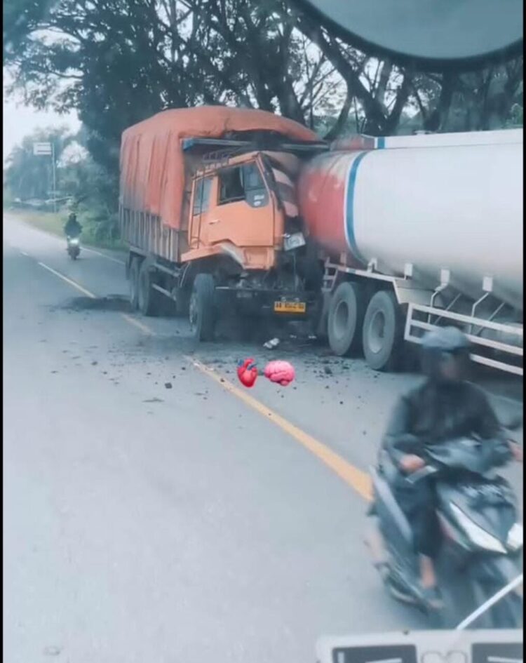 Truk batubara menabrak mobil tangki yang sedang parkir. IST