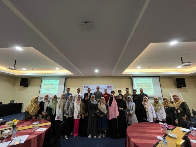 Foto bersama Tim PNP dan para peserta Focus Group Discussion (FGD) bertajuk Desain Model Keterkaitan Kinerja Usaha, Human Capital, Social Capital dan Orientasi Teknologi di Industri Makanan Sumatera Barat, Rabu 922/10) di Hotel Truntum, Padang. IST